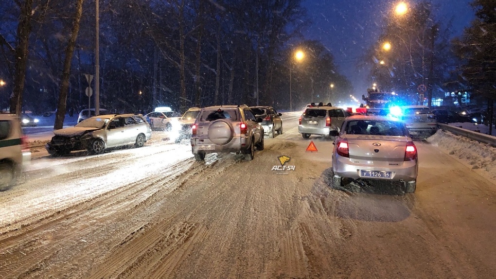 Снегопад и «день жестянщика»: на дорогах Новосибирска происходят массовые ДТП