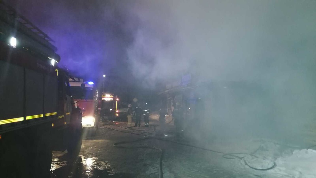 Срочно! В Омске ликвидируют крупный пожар на улице Пушкина