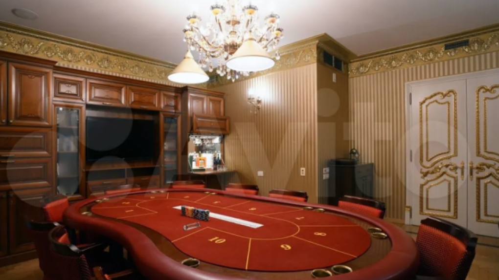 7-комнатную квартиру с казино продают за 70 млн рублей в Новосибирске