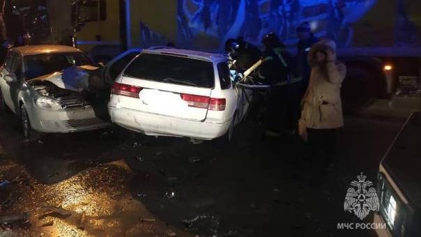 Водителя зажало между авто: тройное ДТП произошло на улице Котовского в Новосибирске