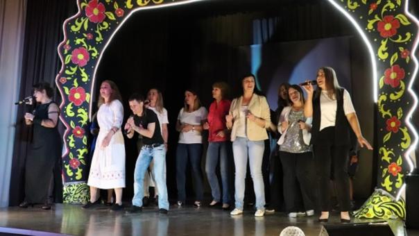 200 заключённых спели «Седую ночь» Шатунова в новосибирской колонии