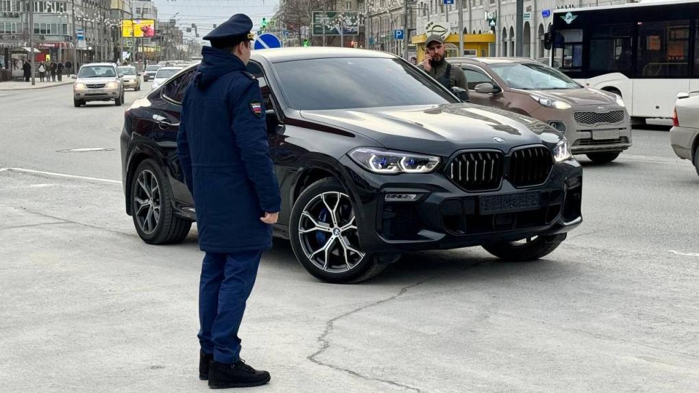 Водителя тонированного BMW X6 без номеров отправили в спецприёмник в Новосибирске