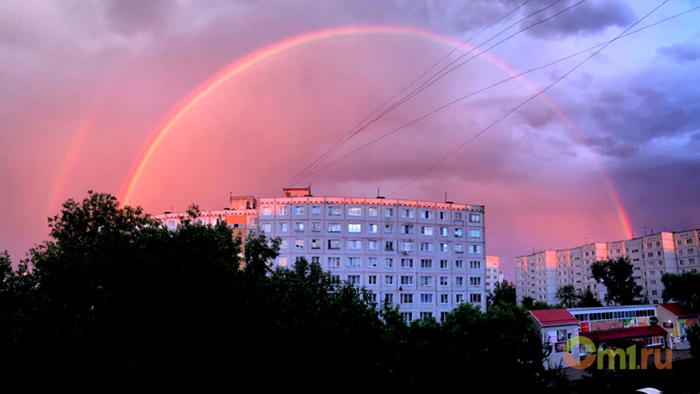Удачный кадр: омичи сфотографировали полную радугу после дождя