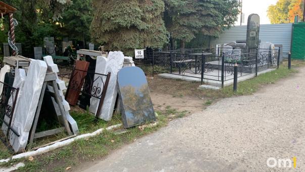Вандалы разгромили кладбище под Омском