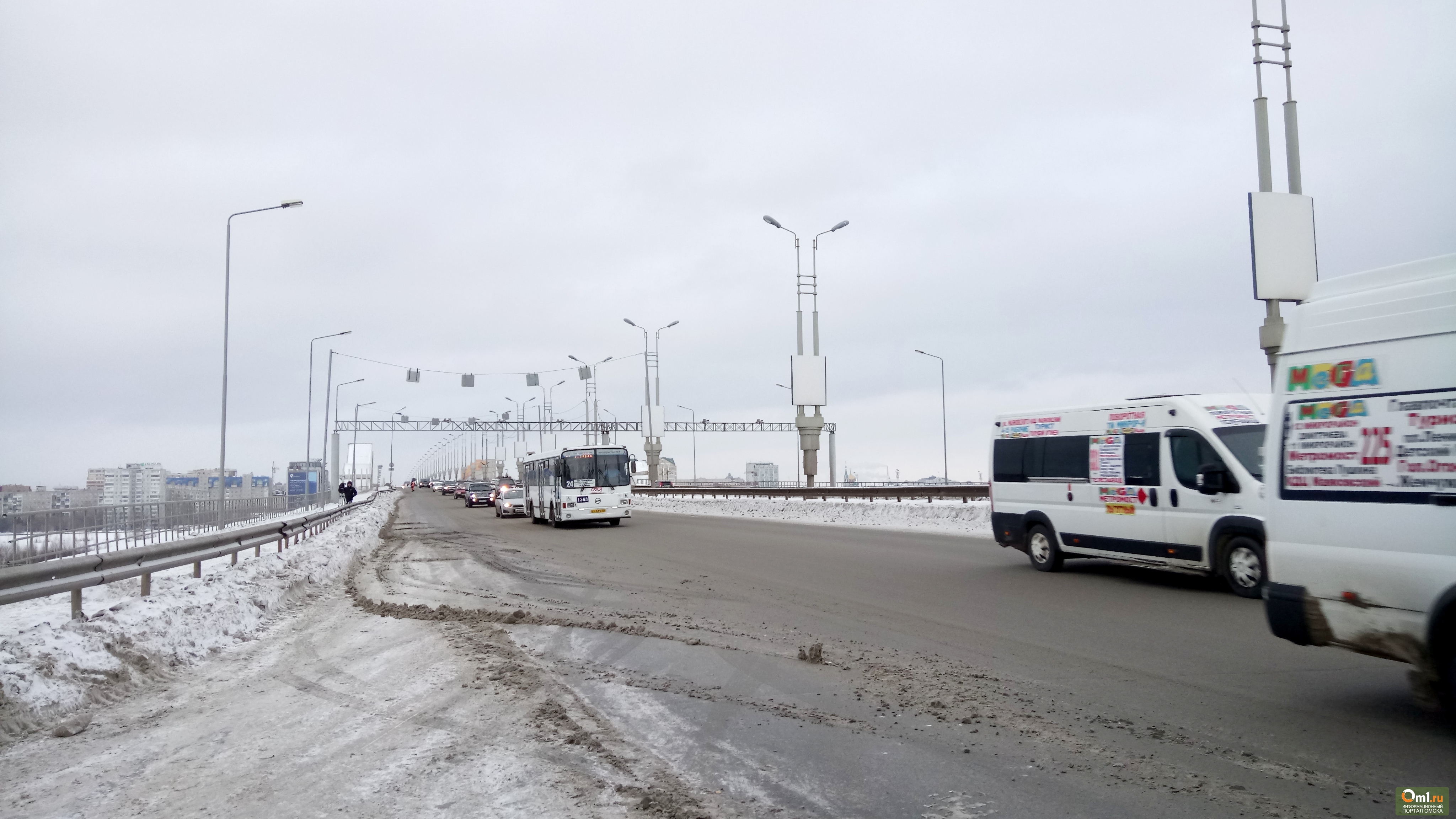 Омск ежедневно. Омск метромост зима. Дорога на метромост Омск. Метромост с дороги Омск. Дорога Москва город Омск.