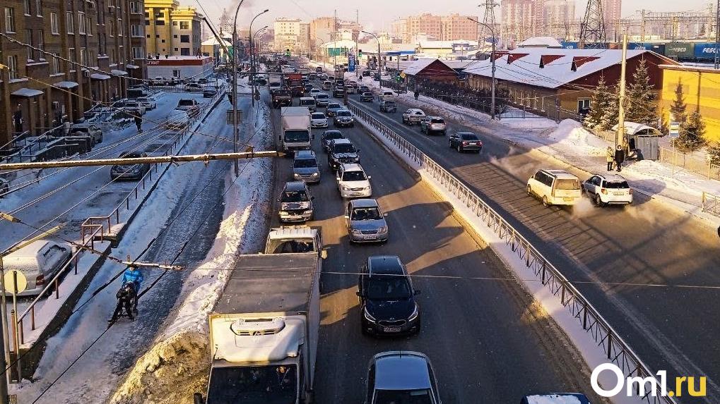 Омские водители могут лишиться прав на 1,5 года за нечитаемые номера