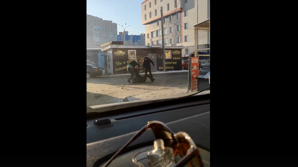 В Омске высокопоставленного полицейского обвинили в пьяной драке на улице — ВИДЕО