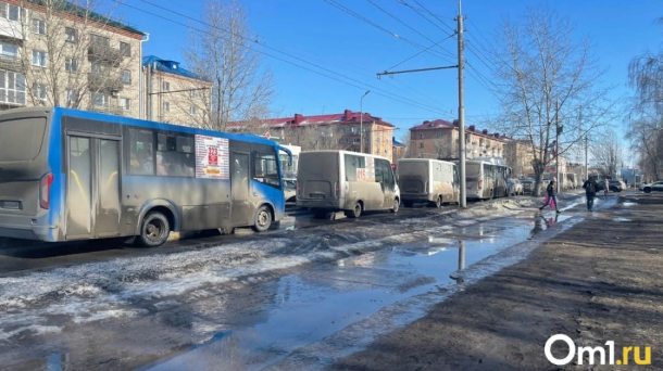 Паводок наступил: куда звонить омичу, если во дворе гигантская лужа?