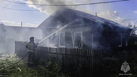 Добровольные пожарные помогли потушить дом с верандой под Омском