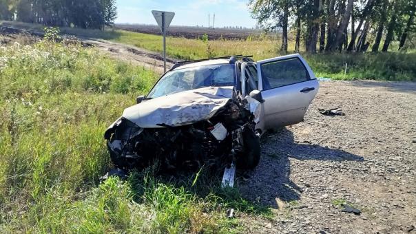 Шесть человек увезли в больницу после лобовой аварии в Омской области