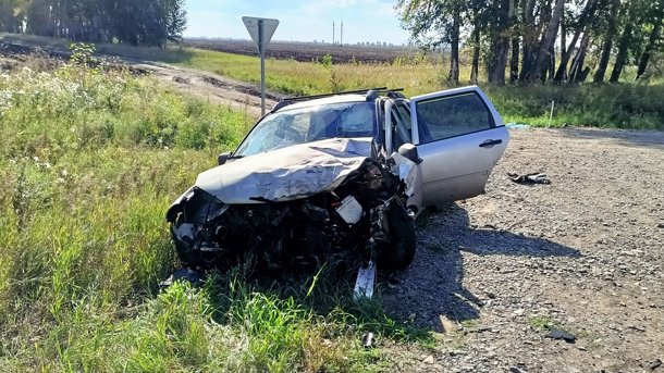 Шесть человек увезли в больницу после лобовой аварии в Омской области
