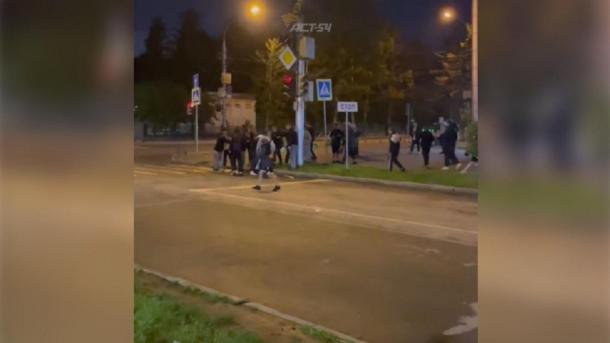 Подростки устроили драку на перекрёстке Горького и Советской в Новосибирске