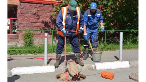 Влажные салфетки и нерастворимый мусор: Омский водоканал решает вопрос с забитой канализацией на улице Пригородной