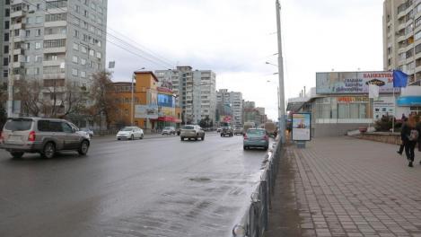 «Приведут к авариям»: омичей беспокоят ямы в асфальте на Красном Пути