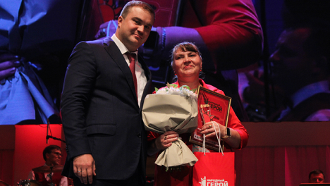 «Мы не способны были оставить малышку»: победитель премии «Народный герой» поделилась подробностями, с чего начался её путь многодетной мамы с десятью детьми