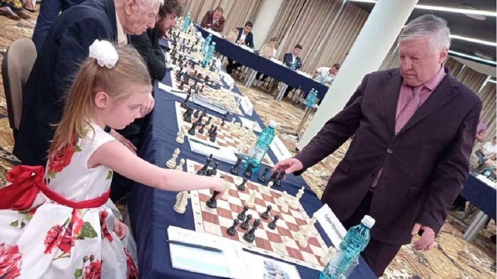 6-летняя шахматистка сыграла партию с Анатолием Карповым в Новосибирске