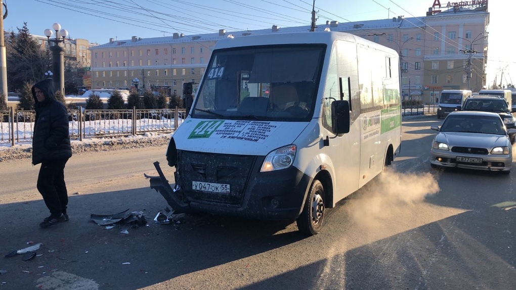 В центре Омска маршрутка с пассажирами врезалась в «Волгу»: есть пострадавшие