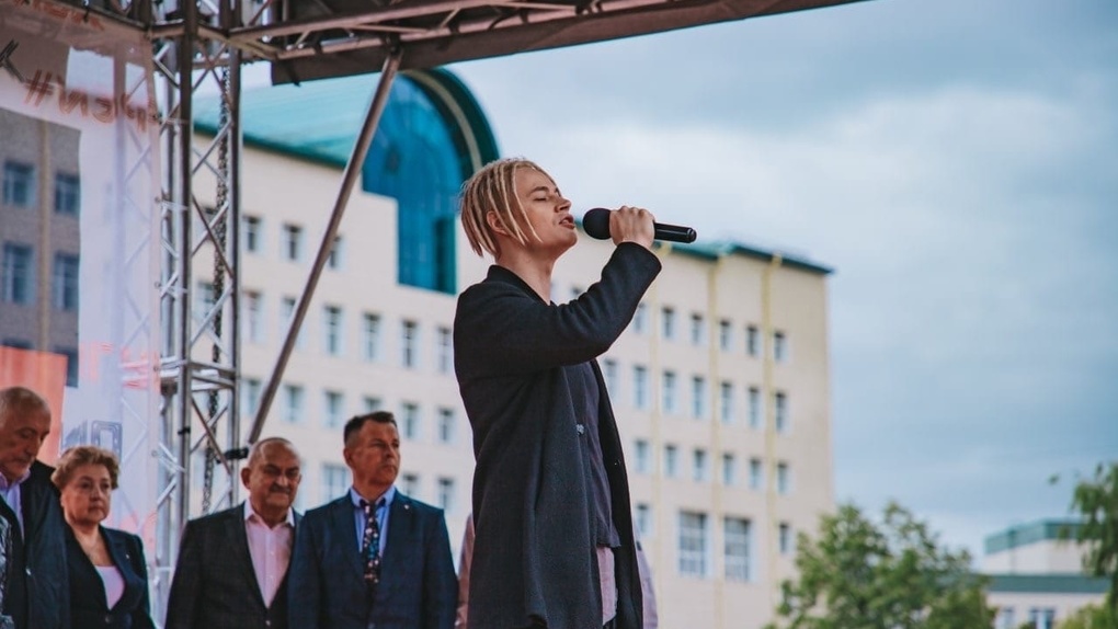Певец SHAMAN исполнил гимн России перед студентами университета. ВИДЕО