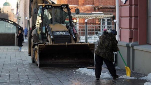 В Новосибирске родителей заставляют чистить снег вокруг детсада