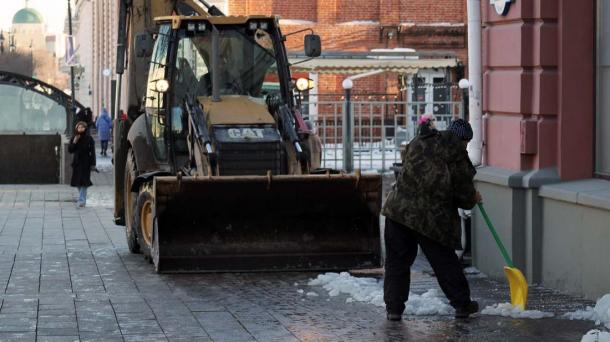 В Новосибирске родителей заставляют чистить снег вокруг детсада