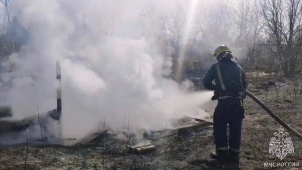 Нарушен противопожарный режим: в Новосибирске горят постройки