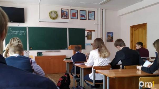 Новосибирцам напомнили, при каких температурах дети смогут не идти в школу