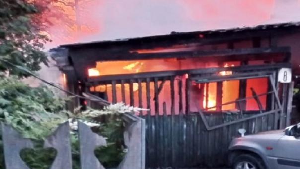 Огонь заполнил здание: женщина погибла в пожаре в частном доме Новосибирска