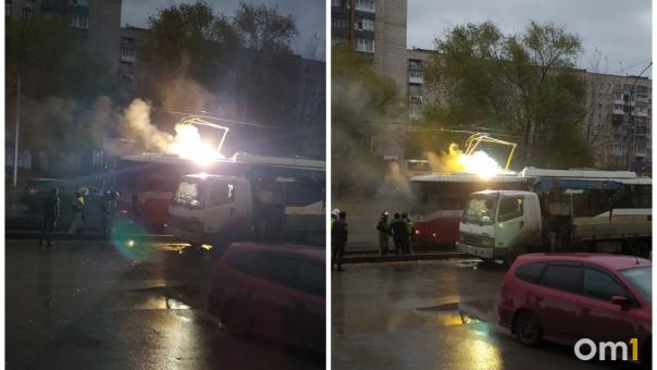 Трамвай в огне: полыхающий электротранспорт напугал жителей левобережья Новосибирска