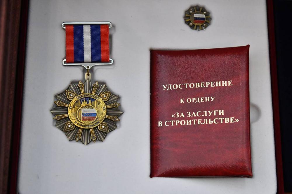 Виталий Хоценко вручил награды омским строителям в преддверии профессионального праздника