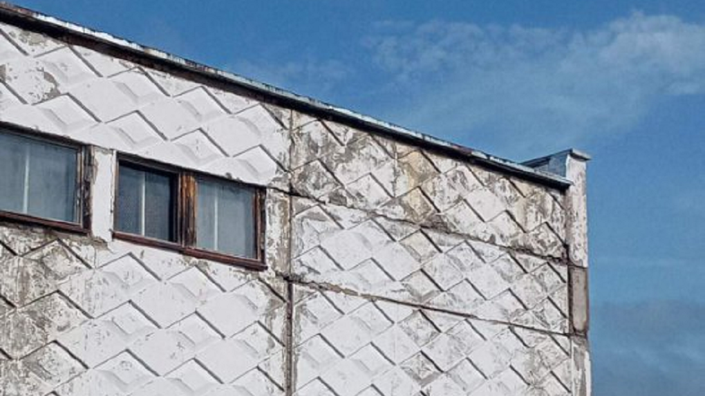 «Непонятно как дети будут учиться»: В школе Омской области четыре года не чинят протекающую крышу