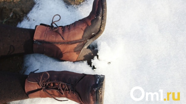 В Москаленском районе у кафе избили молодую девушку