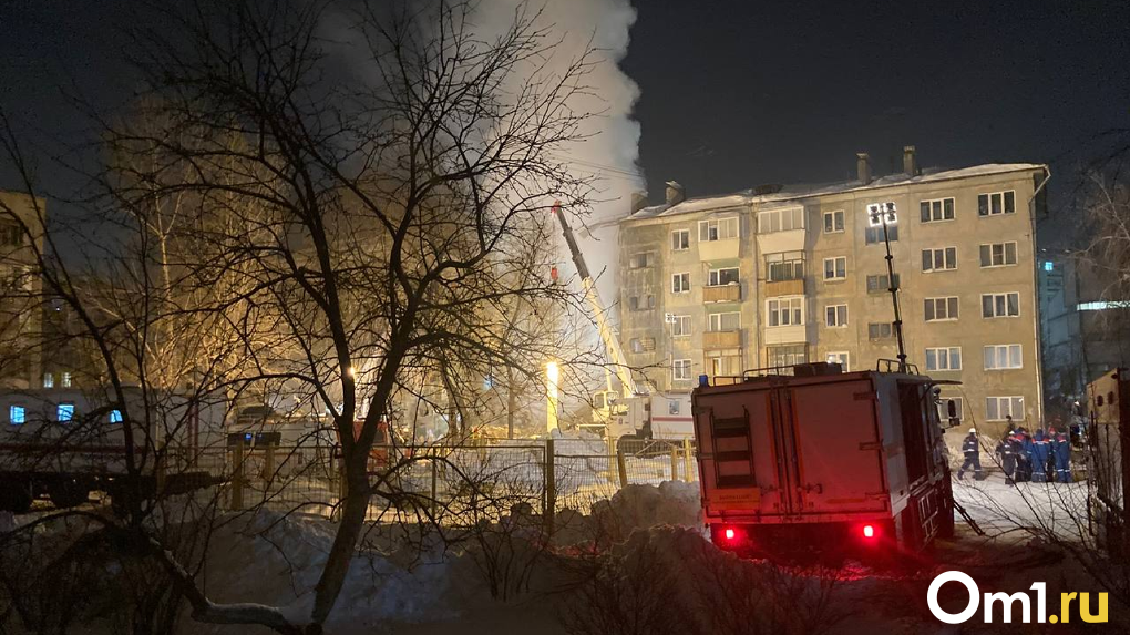 Спасатели продолжают разбирать завалы в обрушенном доме в Новосибирске. ФОТО