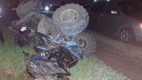 Скончался до приезда скорой. Под Омском мужчина с маленьким сыном перевернулся на квадроцикле