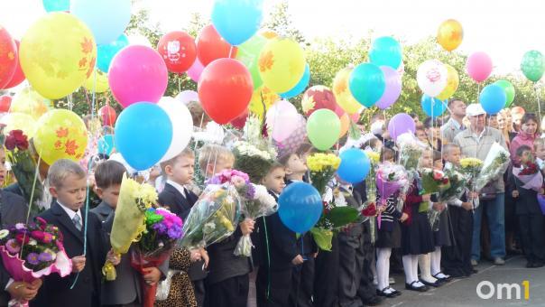 На линейке в российской школе подняли флаг под песню, пропагандирующую гомосексуализм