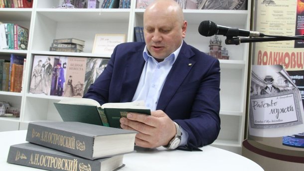 В «Библионочь» мэр Омска Сергей Шелест прочитал отрывок из пьесы Александра Островского