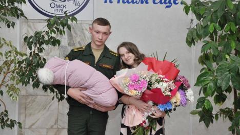 В Омске первая студенческая семья получила 100 000 рублей за рождение ребёнка