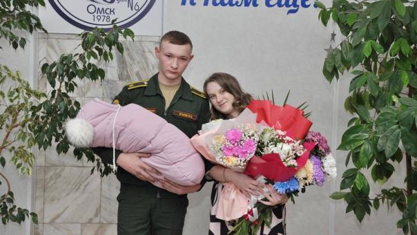 В Омске первая студенческая семья получила 100 000 рублей за рождение ребёнка