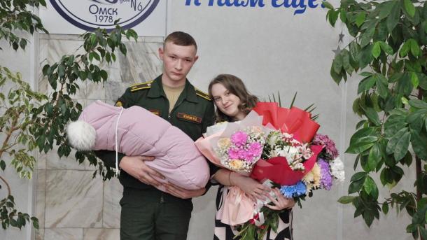 В Омске первая студенческая семья получила 100 000 рублей за рождение ребёнка