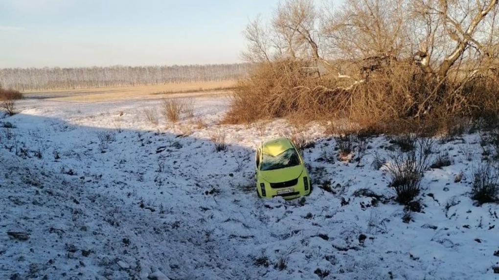 На трассе под Омском перевернулась машина с ребёнком