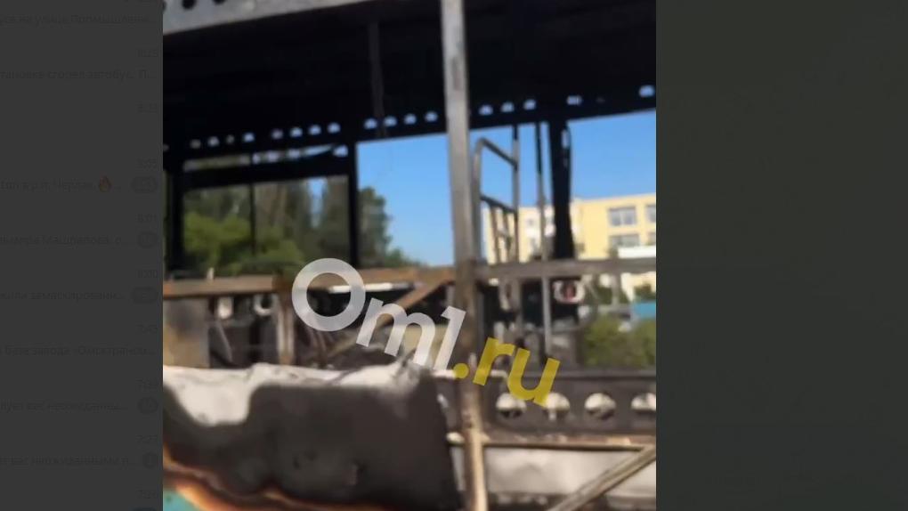 В Омске дотла сгорел пассажирский автобус