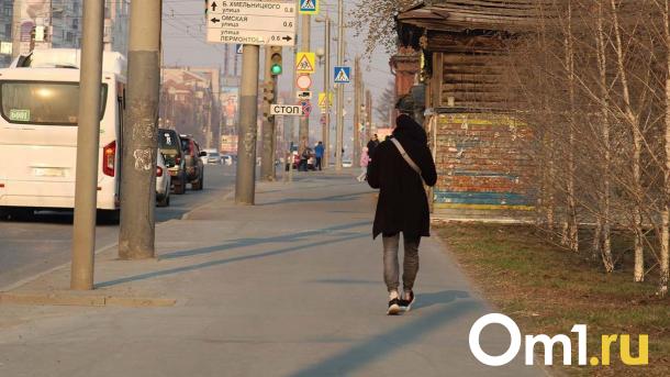 Омичи шутят над «благоустройством» на 3-й Чередовой — асфальт уложили в грязь