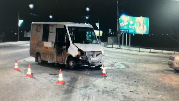 В Омске в аварии с маршруткой у Ленинградского моста пострадал ребёнок