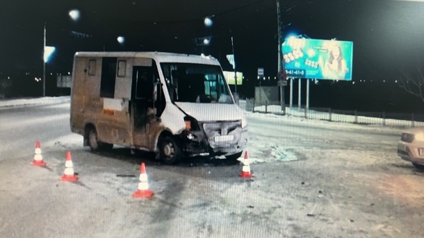 В Омске в аварии с маршруткой у Ленинградского моста пострадал ребёнок