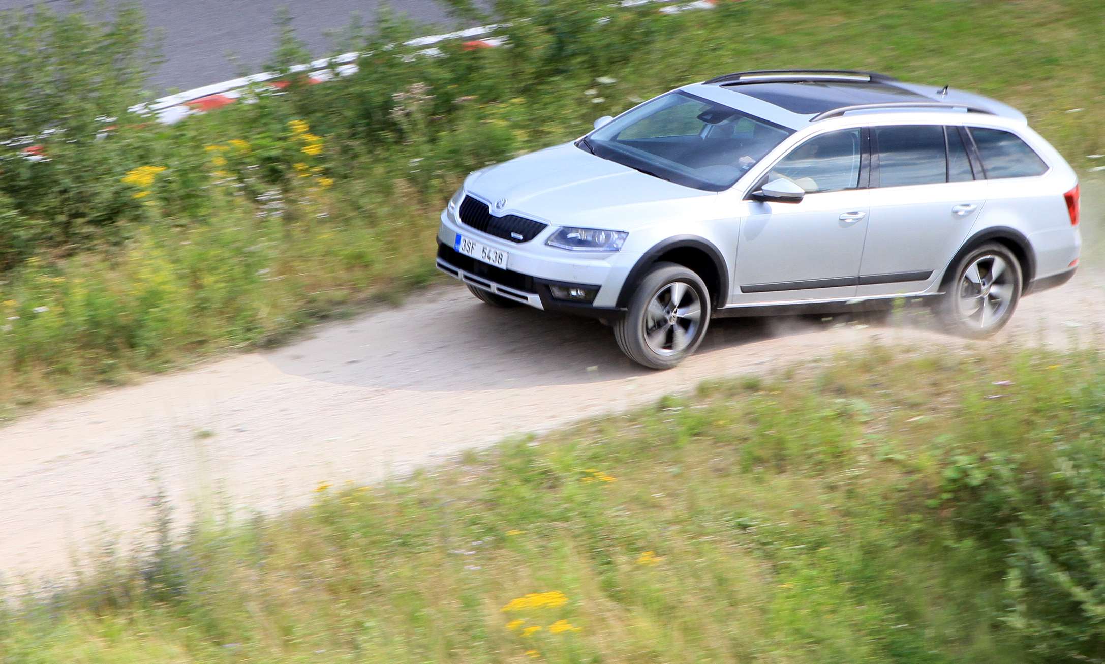 Владельцы шкода скаут. Octavia Scout Crossroad. Вольво хс70 vs Шкода Октавия Скаут. Турбины в Skoda Octavia Scout 2012.