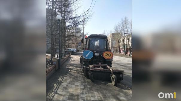 На омские улицы выйдут дорожные пылесосы