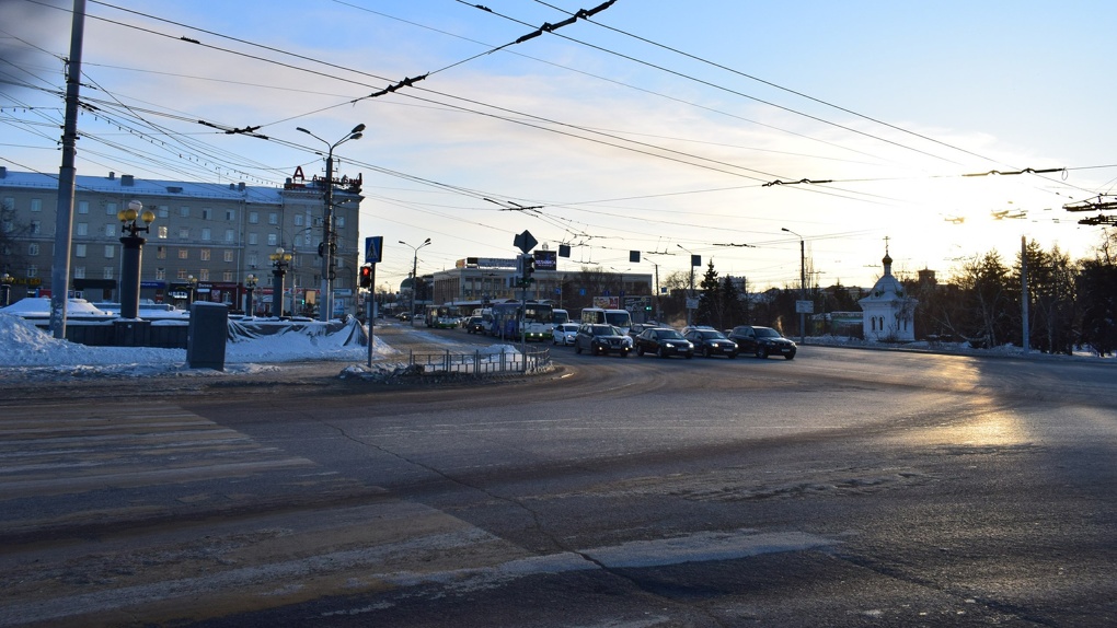 Март сервис. Омск сейчас камеры. Пробки на Ленинградском мосту Омск. Пробка на Волгоградской Омск сегодня. Омск фото красный путь в нефтяники дорога.