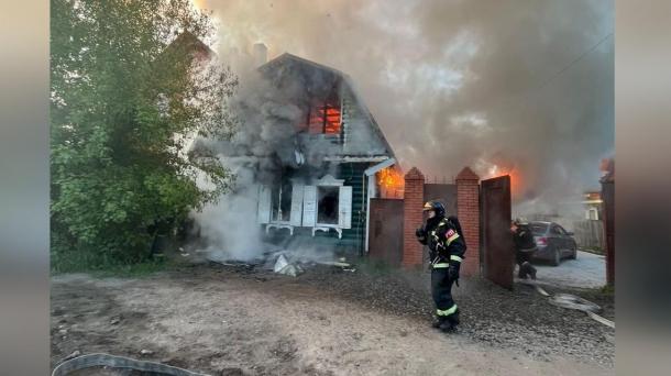 Утренний пожар едва не уничтожил два дома и машину