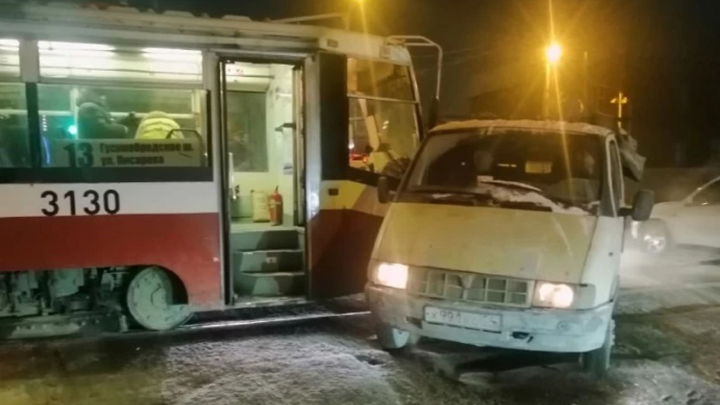 Грузовик не уступил дорогу трамваю №13 и угодил в аварию в Новосибирске