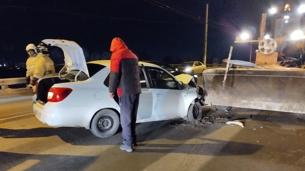 Омичку увезли на скорой после столкновения легковушки с грейдером