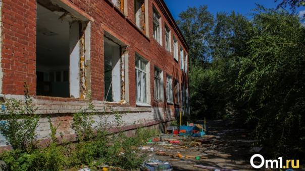 В Омске подросток выпрыгнул из окна «заброшки» и сломал ногу